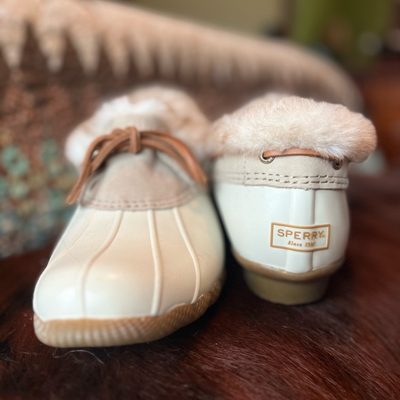 Cream and White All Weather Saltwater 1- Eye Cozy Sperry Boots - Picture 4 of 12